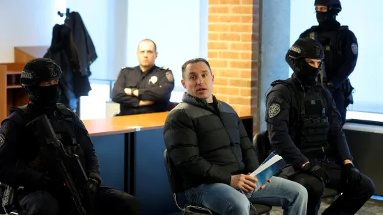 Zalizana kosa i pogled hladnokrvnog ubojice: 'Sisačkog monstruma' na sud doveli do zuba naoružani policajci