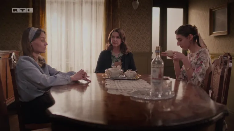 Katarina nađe Jasmina, on joj otkriva da nije otac Zorinog djeteta