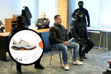 U trapericama i tenisicama koje upadaju u oči: Evo &scaron;to na nogama nosi Srđan Mlađan