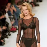 Dekolteom uzrokovala prometne nesreće? Slavna Eva Herzigova i danas zrači surovom privlačno&scaron;ću