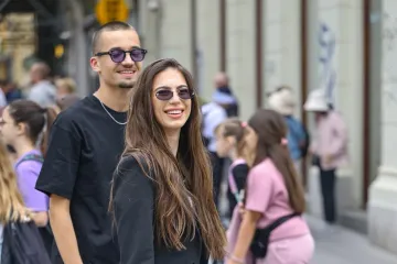 Jolina kći objavila nove fotke iz Pariza: U prvom planu je skupocjena torbica