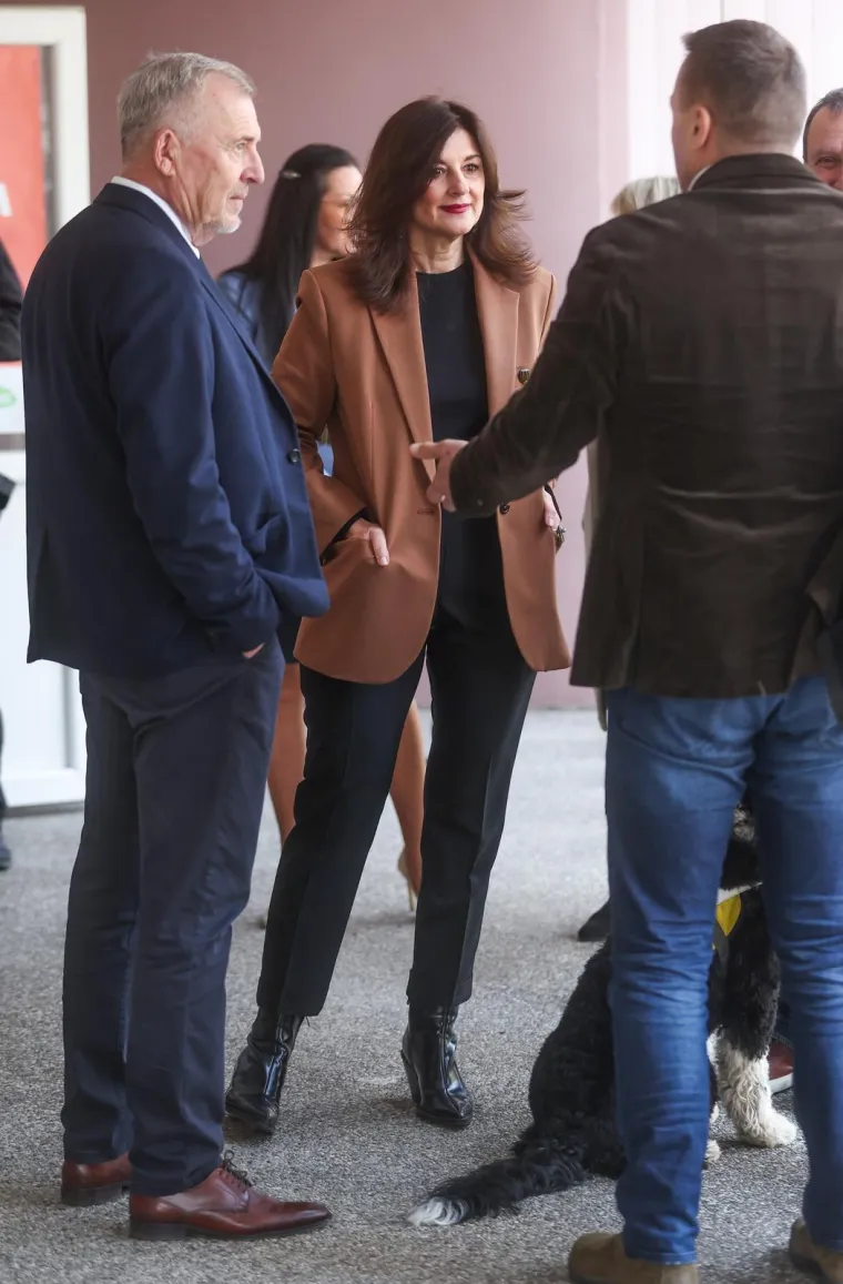 Prva dama Hrvatske vje&scaron;to spaja poslovni i ženstveni stil, a crveni ruž njezin je za&scaron;titni znak