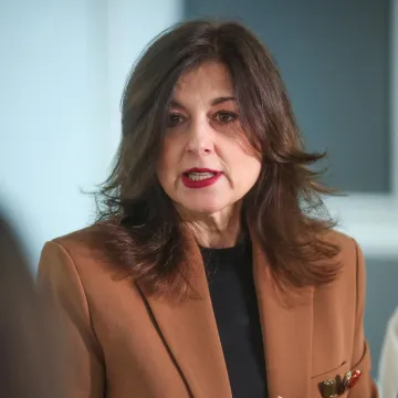 Prva dama Hrvatske vje&scaron;to spaja poslovni i ženstveni stil, a crveni ruž njezin je za&scaron;titni znak