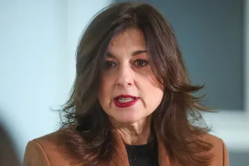 Prva dama Hrvatske vje&scaron;to spaja poslovni i ženstveni stil, a crveni ruž njezin je za&scaron;titni znak