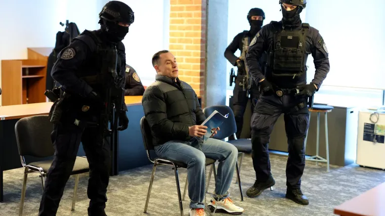 Lisice i lanci na rukama i nogama i samo jedna želja: Ovako se Mlađan pona&scaron;ao u sudnici