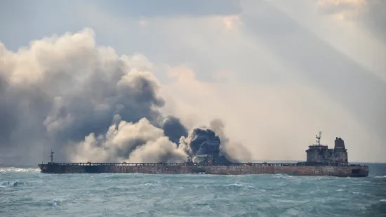 Pogođen tanker uz obalu Kuvajta, nafta curi u more