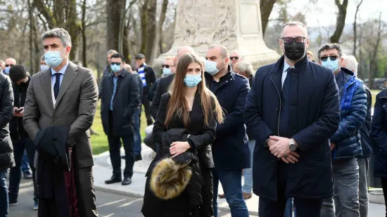 Nitko nije mogao sakriti tugu: Niko Kranjčar u zagrljaju Zrinke Cvite&scaron;ić u suzama ispratio oca