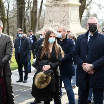 Nitko nije mogao sakriti tugu: Niko Kranjčar u zagrljaju Zrinke Cvite&scaron;ić u suzama ispratio oca