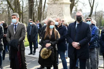 Nitko nije mogao sakriti tugu: Niko Kranjčar u zagrljaju Zrinke Cvite&scaron;ić u suzama ispratio oca