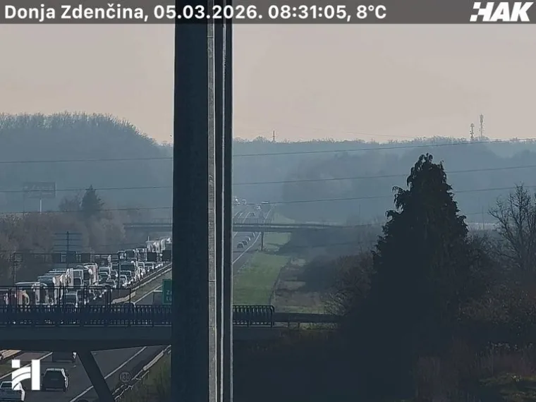 Te&scaron;ka prometna na A1 kod Jastrebarskog: Vatrogasci izvlačili ljude iz kombija, pozvan helikopter