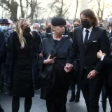 Nitko nije mogao sakriti tugu: Niko Kranjčar u zagrljaju Zrinke Cvite&scaron;ić u suzama ispratio oca