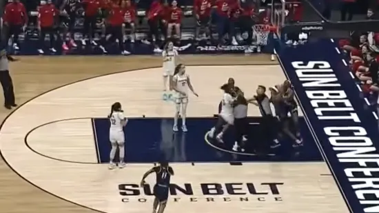 Pogledajte žestoku tučnjavu ko&scaron;arka&scaron;ica, sutkinja ostala ležati na tlu