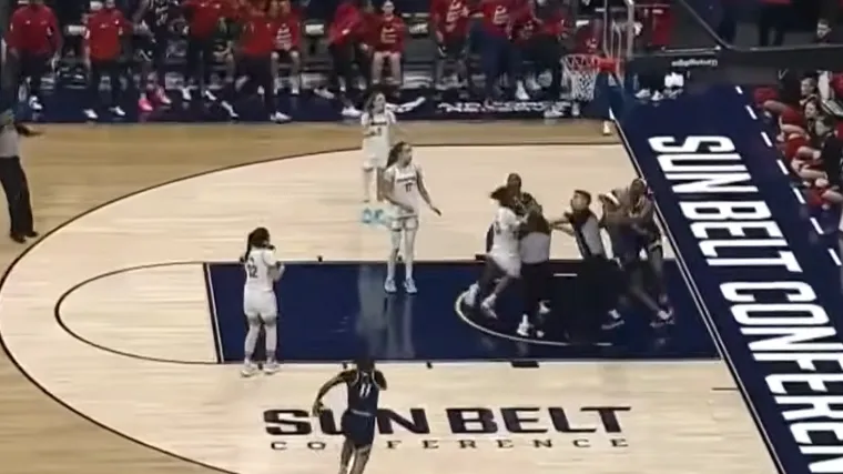 Pogledajte žestoku tučnjavu ko&scaron;arka&scaron;ica, sutkinja ostala ležati na tlu