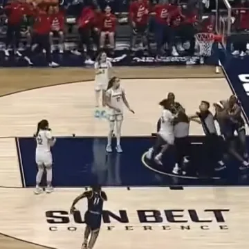 Pogledajte žestoku tučnjavu ko&scaron;arka&scaron;ica, sutkinja ostala ležati na tlu