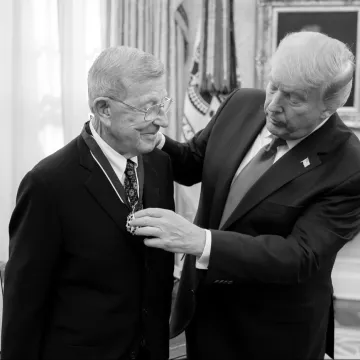 Umro je legendarni američki trener čiji su život obilježile kontroverze: Trump ga je obožavao