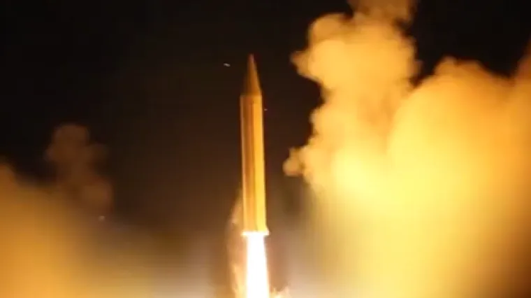 Iran objavio da je lansirao svoju najubojitiju balističku raketu: Može nositi bojevu glavu