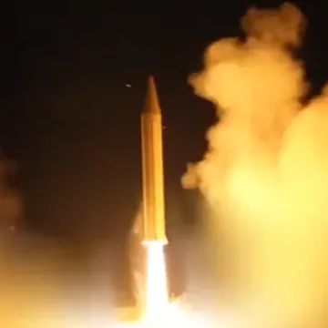 Iran objavio da je lansirao svoju najubojitiju balističku raketu: Može nositi bojevu glavu