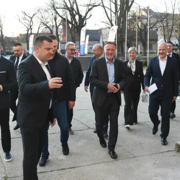 Jandroković navijao za rukometa&scaron;ice i ukrao show: Koga je to izgrlio?