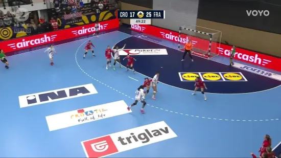 Auu! Ovo je bilo jako opasno... Vuković se bacila za loptu i nezgodno udarila