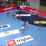 Auu! Ovo je bilo jako opasno... Vuković se bacila za loptu i nezgodno udarila