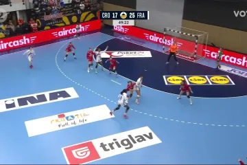 Auu! Ovo je bilo jako opasno... Vuković se bacila za loptu i nezgodno udarila