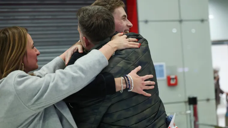 Emotivni doček, suze i zagrljaji: Jo&scaron; 157 Hrvata pobjeglo iz ratne zone, sletjeli su u Zagreb