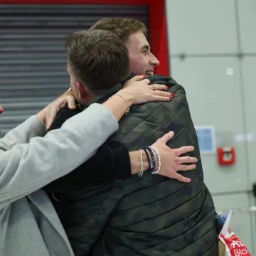 Emotivni doček, suze i zagrljaji: Jo&scaron; 157 Hrvata pobjeglo iz ratne zone, sletjeli su u Zagreb