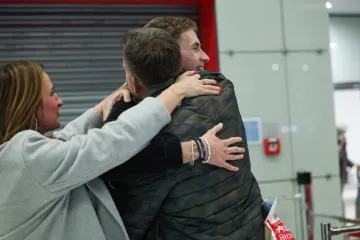 Emotivni doček, suze i zagrljaji: Jo&scaron; 157 Hrvata pobjeglo iz ratne zone, sletjeli su u Zagreb