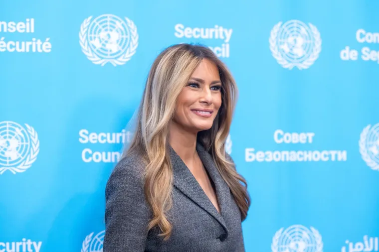 Zar i ti, Melania? Nakon Trumpa, i gospođa Trump posve proma&scaron;ila nijansu pudera