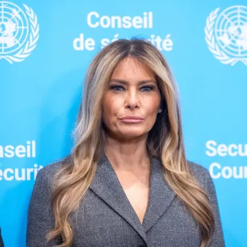 Zar i ti, Melania? Nakon Trumpa, i gospođa Trump posve proma&scaron;ila nijansu pudera