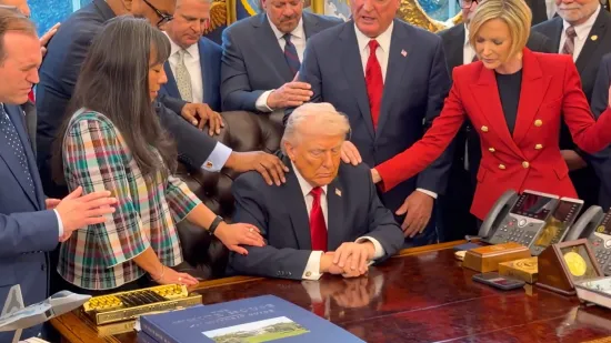 Snimka iz Ovalnog ureda zapalila mreže: Pastori položili ruke na Trumpa i molili za rat...