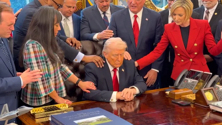 Snimka iz Ovalnog ureda zapalila mreže: Pastori položili ruke na Trumpa i molili za rat...