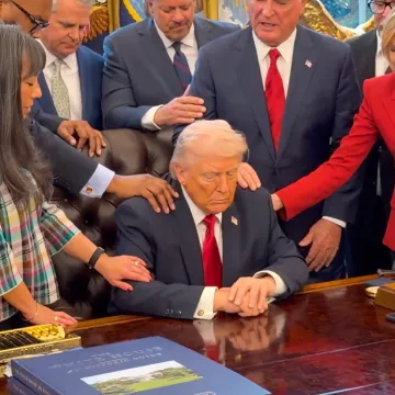 Snimka iz Ovalnog ureda zapalila mreže: Pastori položili ruke na Trumpa i molili za rat...