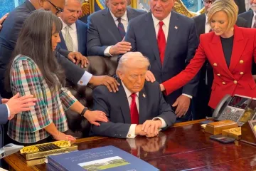 Snimka iz Ovalnog ureda zapalila mreže: Pastori položili ruke na Trumpa i molili za rat...