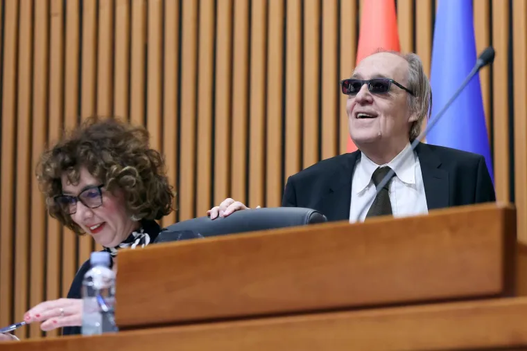 Neprikladno ili simpatično? Furio Radin iznenadio javnost modnim detaljem na sjednici u Saboru