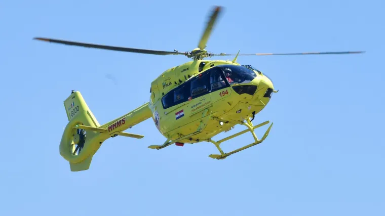 Izletio s autoceste i udario u ogradu. Ozlijeđene izvlačili iz gorućeg auta, ženu helikopter prevezao u bolnicu