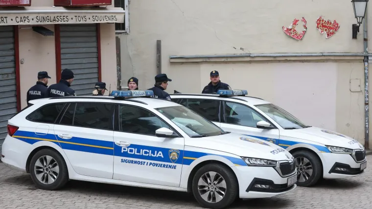 Kaos na Trgu bana Jelačića: Pijana krala u dućanu pa izvrijeđala policajce, ide u zatvor!