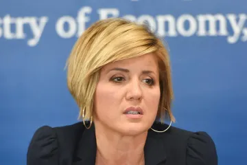 Poruke iz mobitela biv&scaron;e pomoćnice ministra otkrile kako su dijeljeni poticaji: 'Ima li kakvih novosti?'