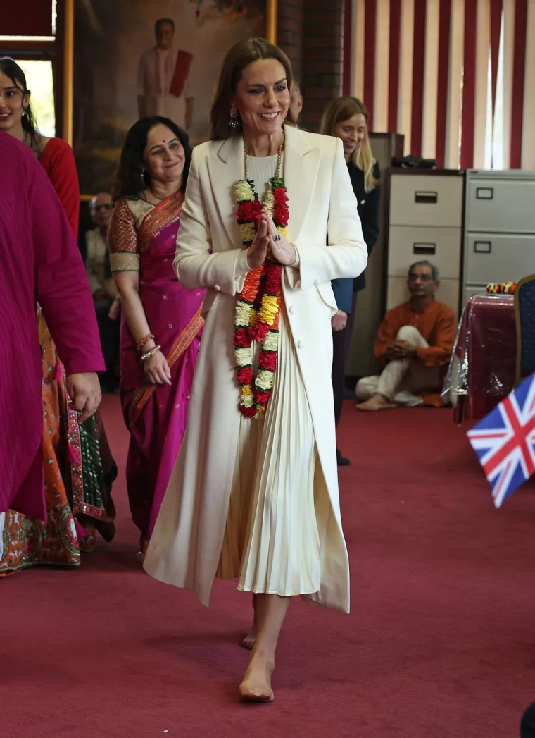 Kate Middleton bosa zaplesala u hramu, a svijet se zgraža: 'Mogla je barem skratiti nokte'