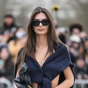 Emily Ratajkowski malo toga je ostavila ma&scaron;ti: Gole grudi prekrila samo džemperom