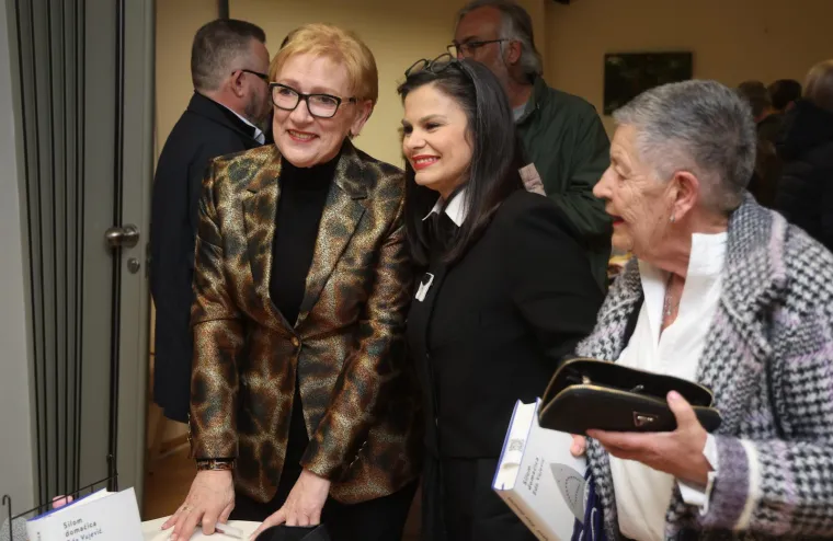 Tko je samozatajna supruga Vojka V? Ukrala show na događaju njegove mame