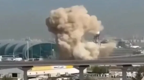 Snažna eksplozija i dim: Ovo je trenutak napada na zračnu luku u Dubaiju