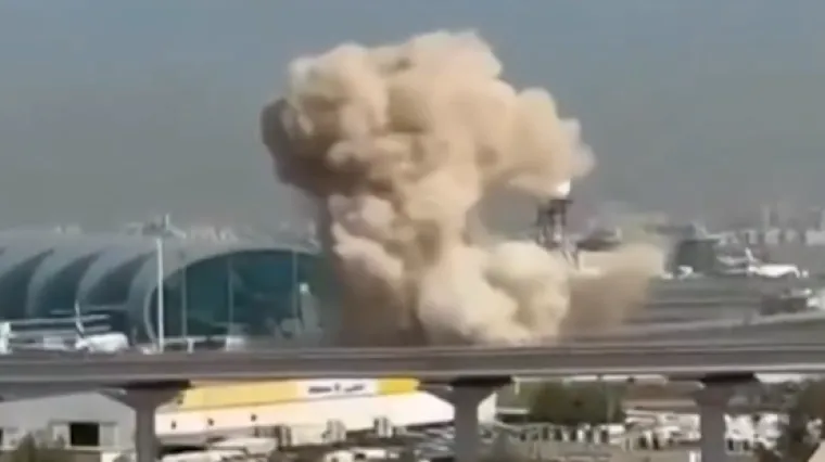 Snažna eksplozija i dim: Ovo je trenutak napada na zračnu luku u Dubaiju