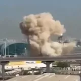 Snažna eksplozija i dim: Ovo je trenutak napada na zračnu luku u Dubaiju
