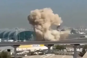 Snažna eksplozija i dim: Ovo je trenutak napada na zračnu luku u Dubaiju