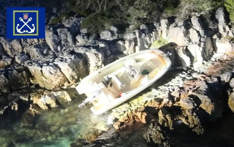 Drama na Jadranu: Na otoku Ižu nasukala se brodica, jedan osoba zavr&scaron;ila u bolnici