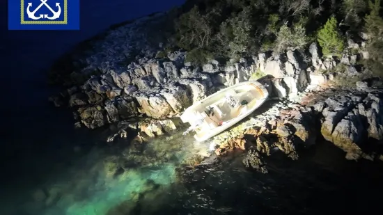 Drama na Jadranu: Na otoku Ižu nasukala se brodica, jedan osoba zavr&scaron;ila u bolnici