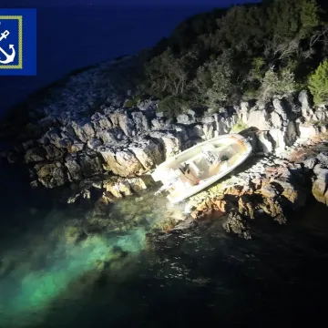 Drama na Jadranu: Na otoku Ižu nasukala se brodica, jedan osoba zavr&scaron;ila u bolnici