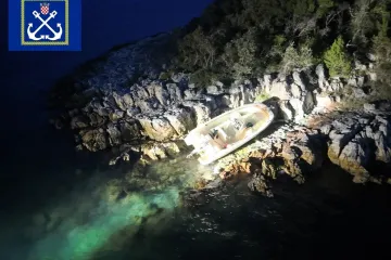 Drama na Jadranu: Na otoku Ižu nasukala se brodica, jedan osoba zavr&scaron;ila u bolnici