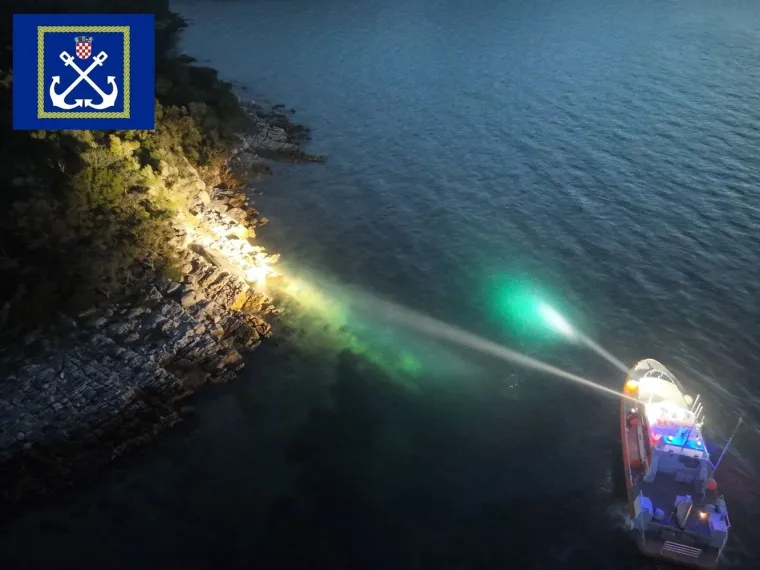 Drama na Jadranu: Na otoku Ižu nasukala se brodica, jedan osoba zavr&scaron;ila u bolnici